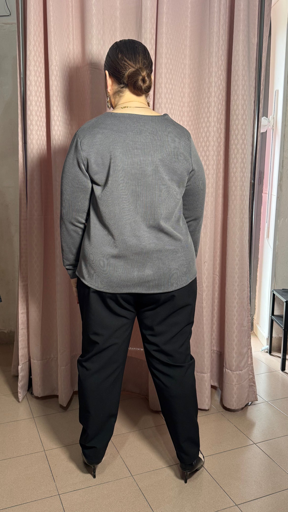 Maglia con spilla a fiore grigia scu