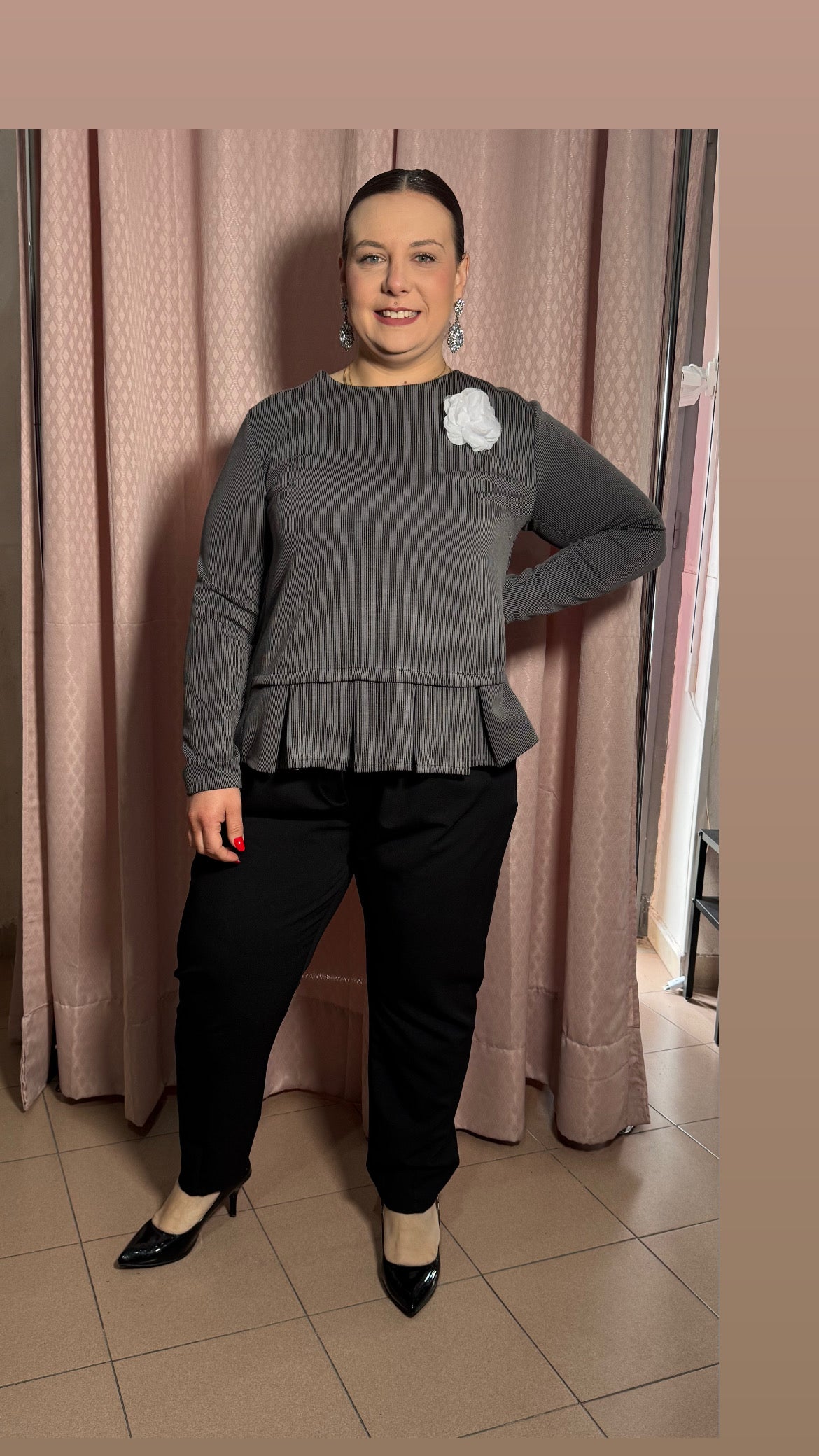 Maglia con spilla a fiore grigia scu