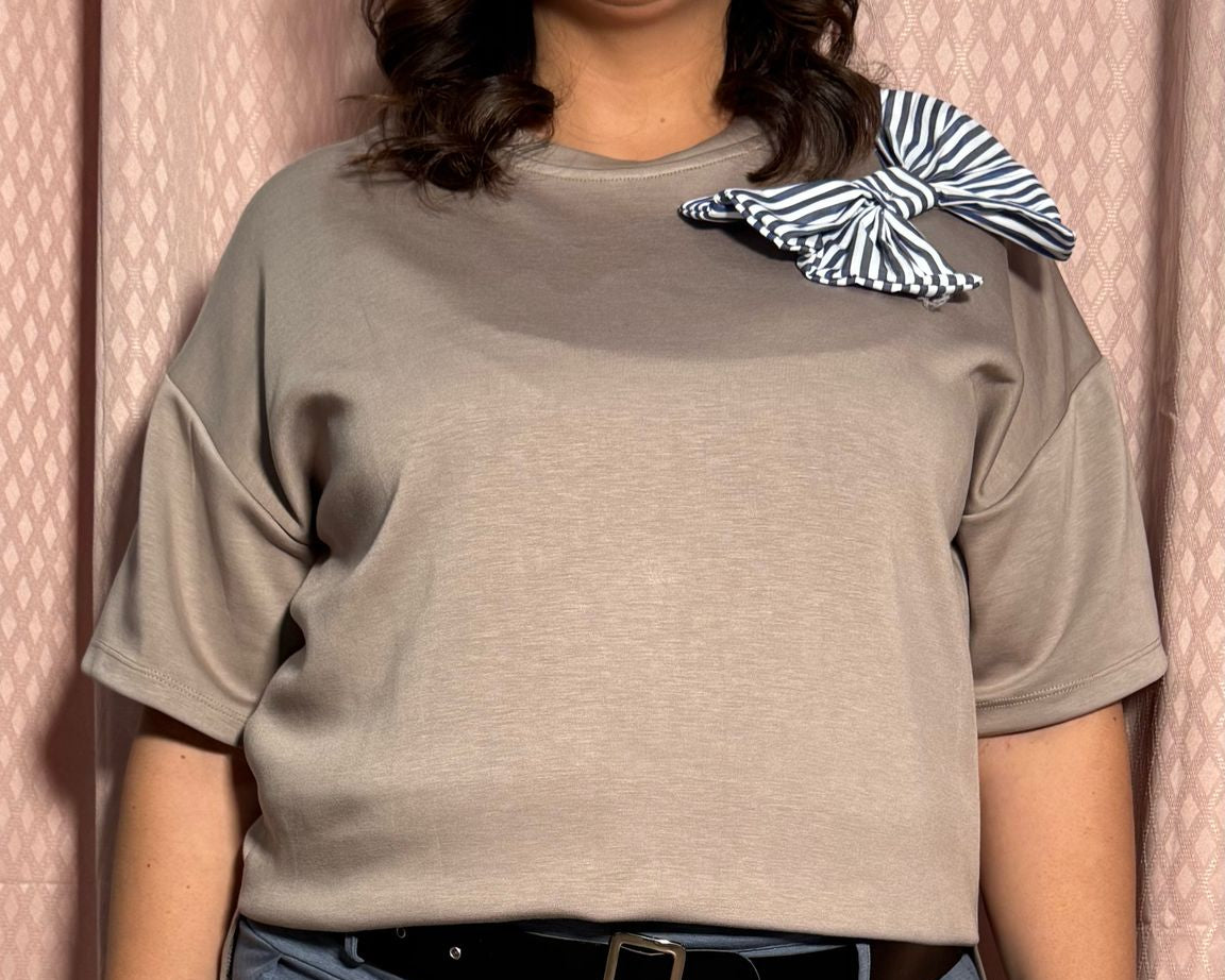 T shirt con fiocco a righe